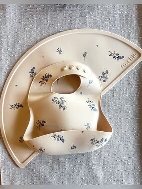🍃🪻MUSHIE LILAC FLOWERS SILICONE BABY BIB